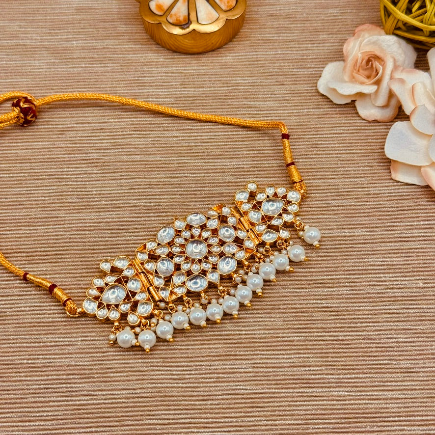 White kundan Bajubandh
