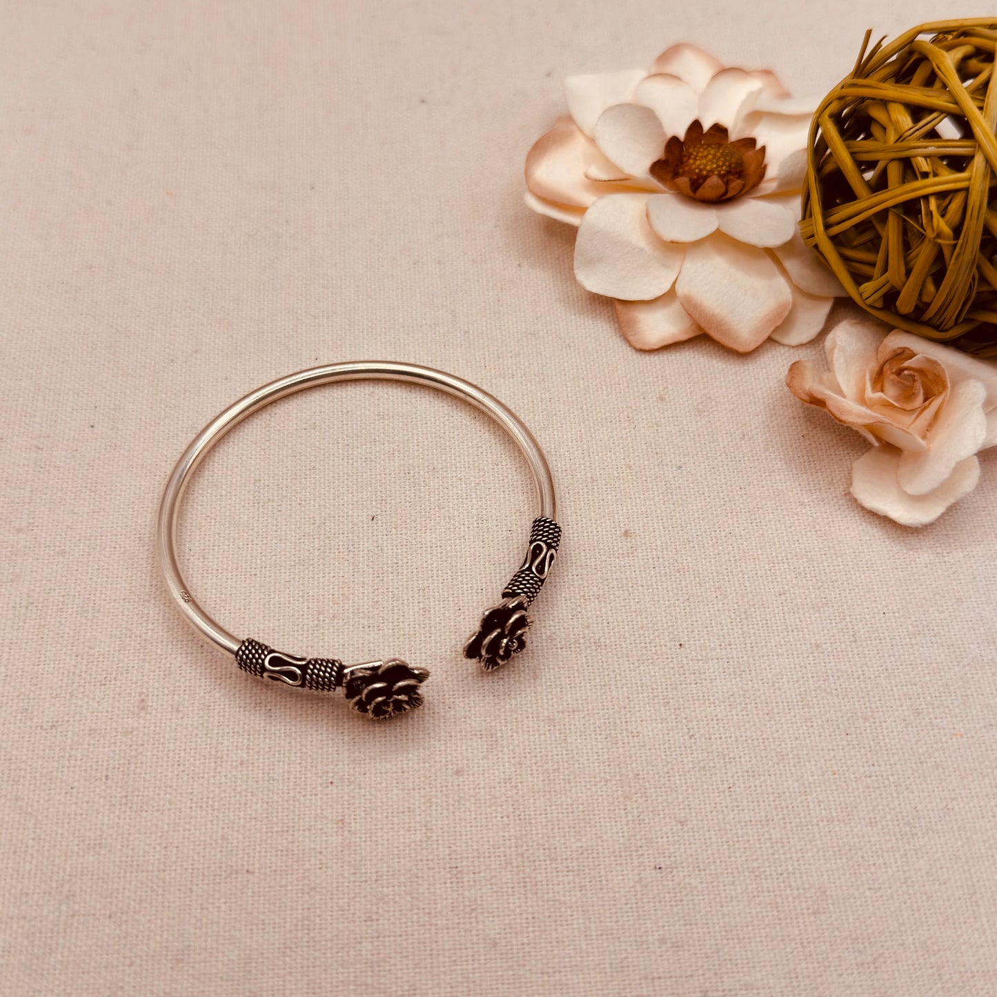 Oxidized bracelet with flowers