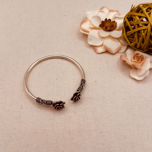 Oxidized bracelet with flowers